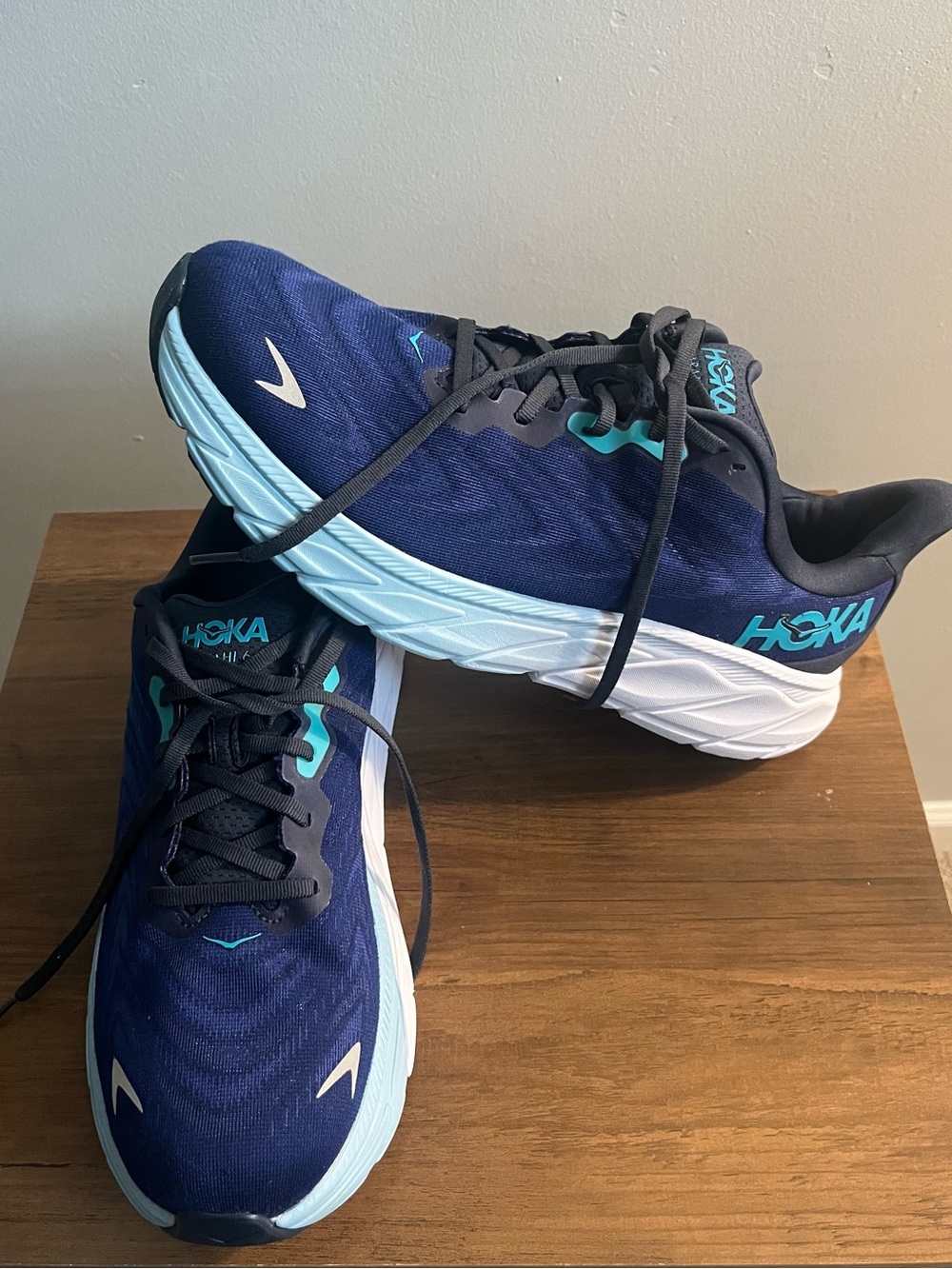 Hoka navy and teal Arahi 6 running shoes